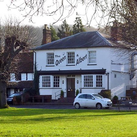 The Queen And Albert High Wycombe Exterior foto